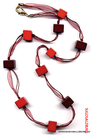 017_rotewuerfel_organza_ganze-kette