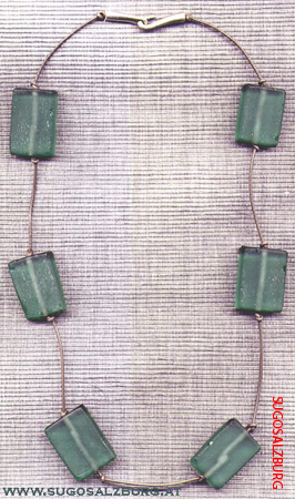 034_recyclingglas_graues-lederband