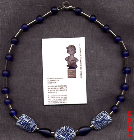 040_blau_blauweisse_glasperlen_silberfarbenes_metall